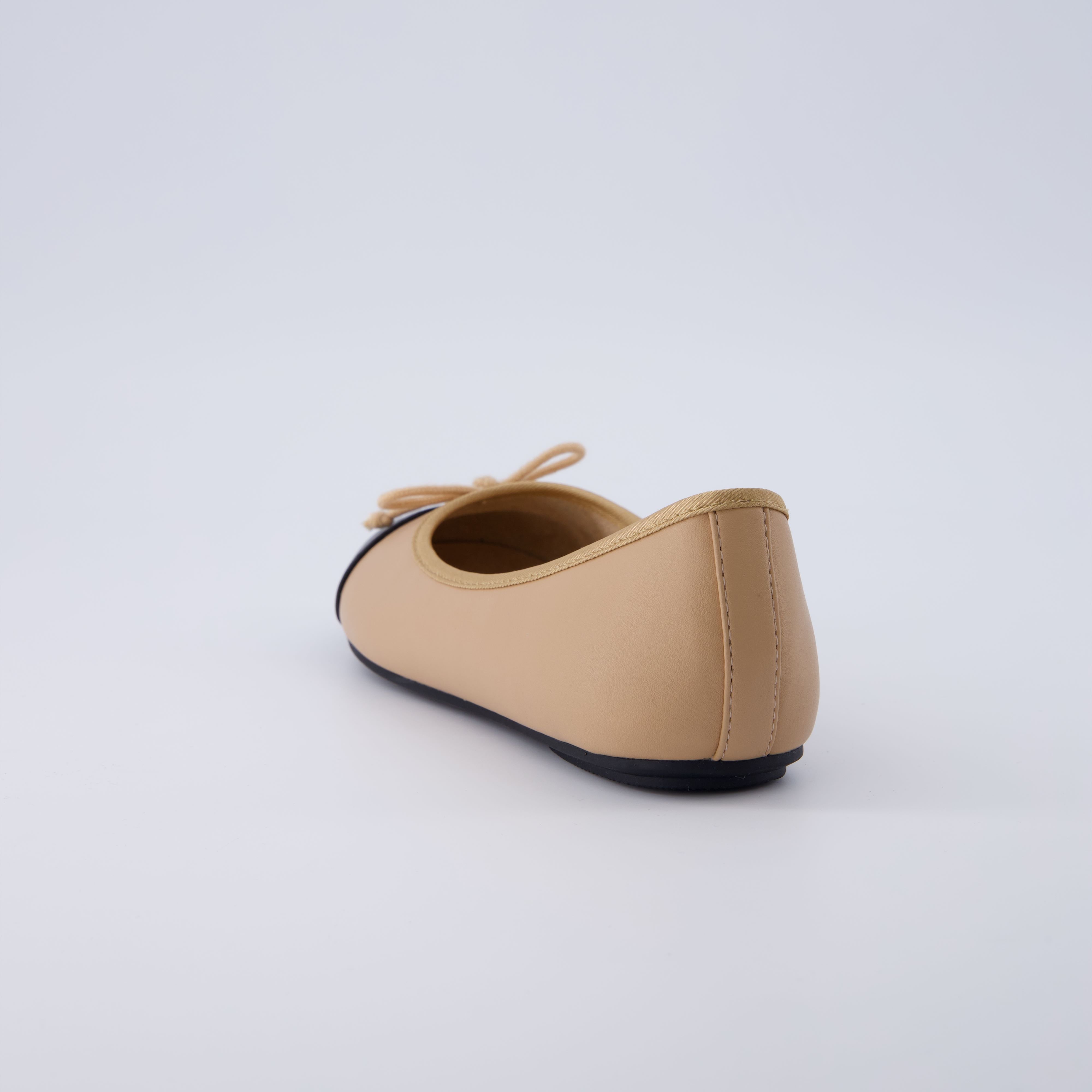 Cardi Cap Toe Flat Tan Black