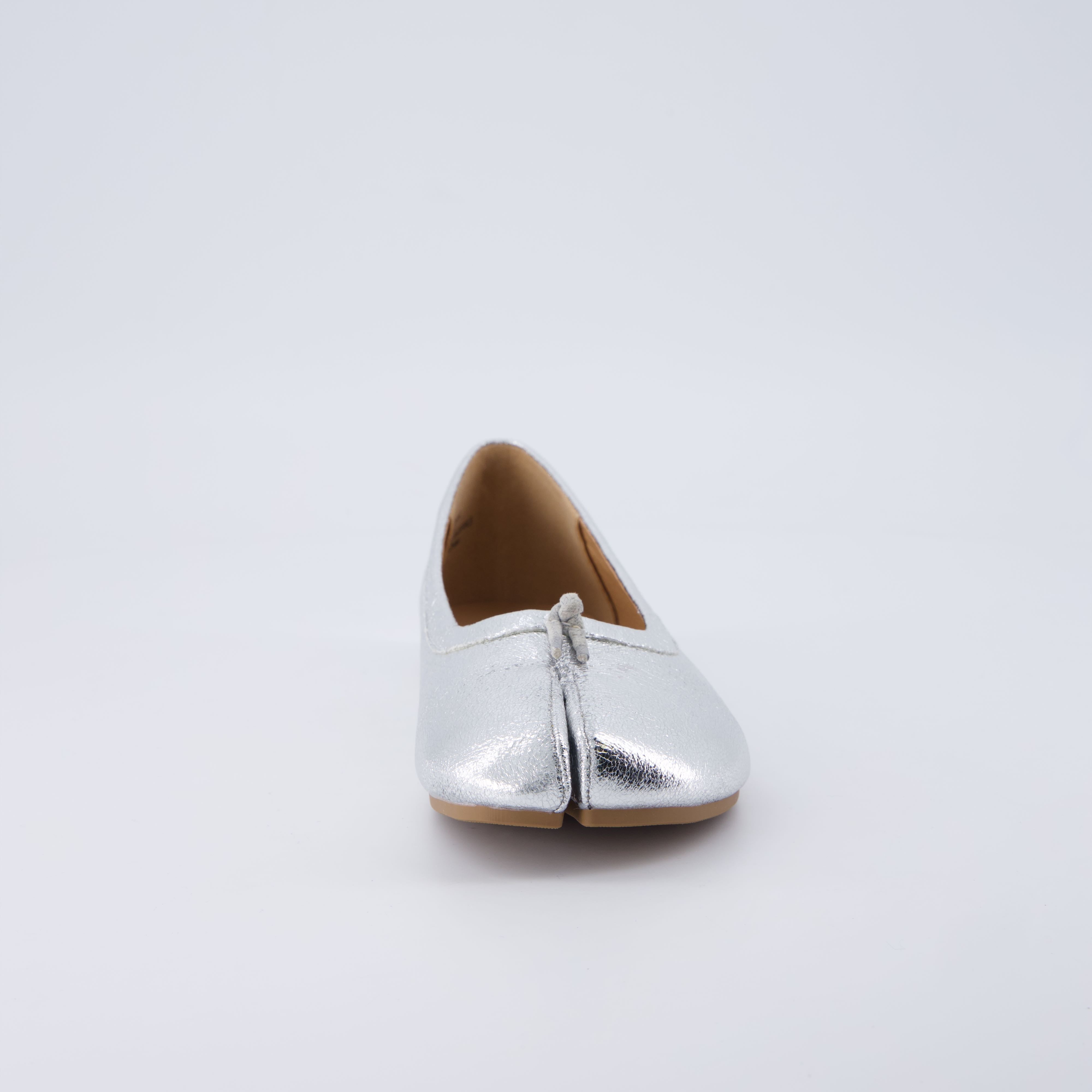 Maki Split-toe Flats Silver Medium