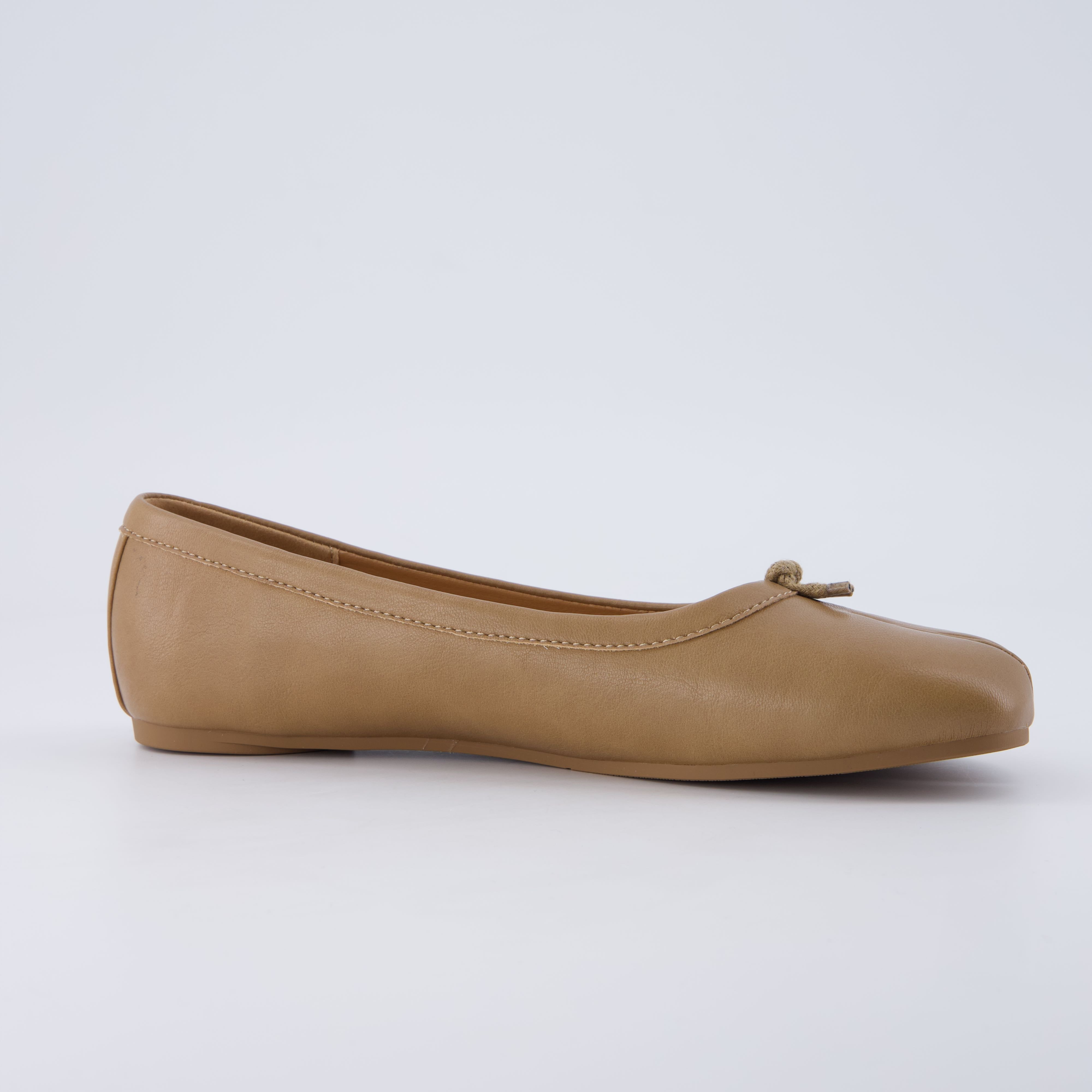Maki Split-toe Flats Tan Medium