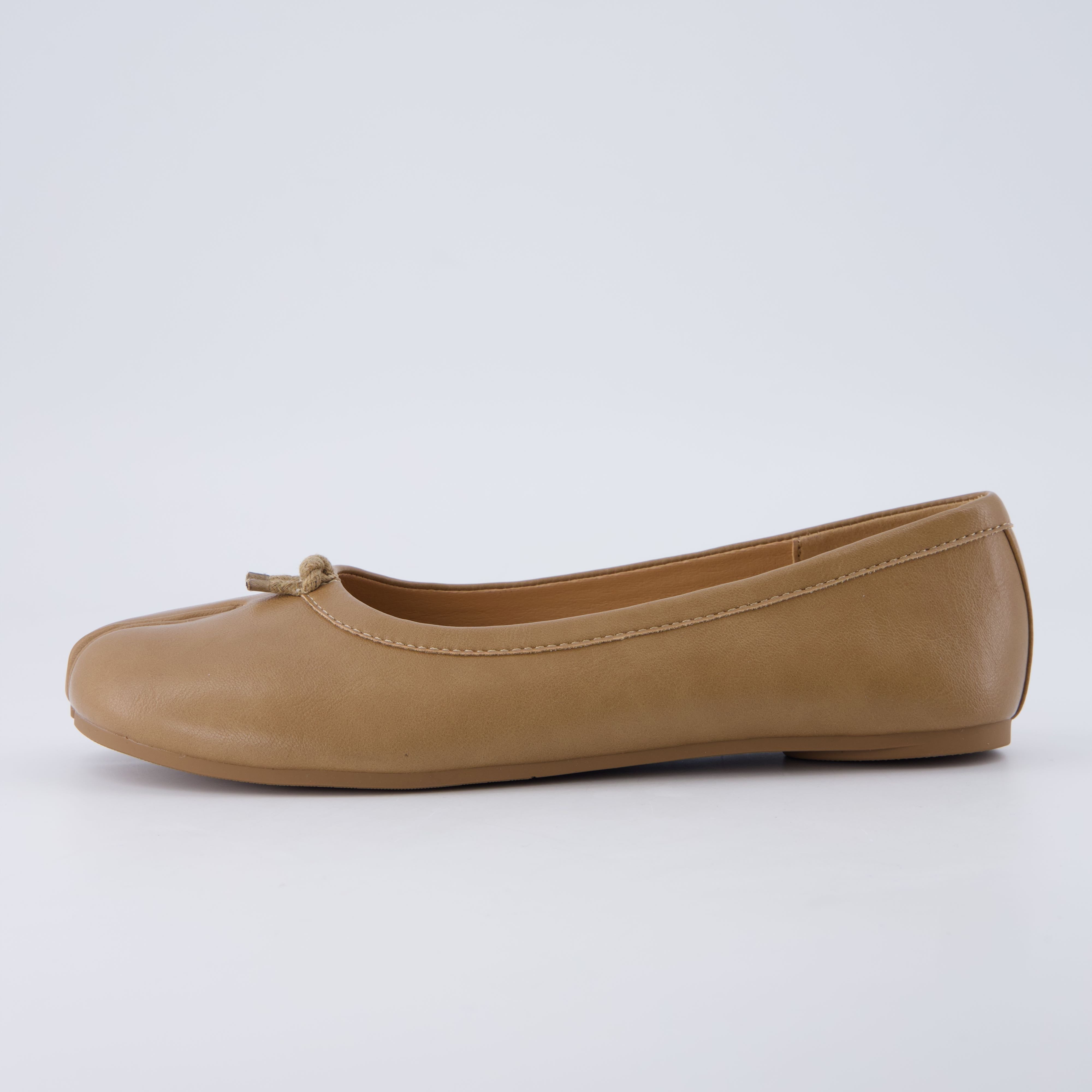 Maki Split-toe Flats Tan Medium