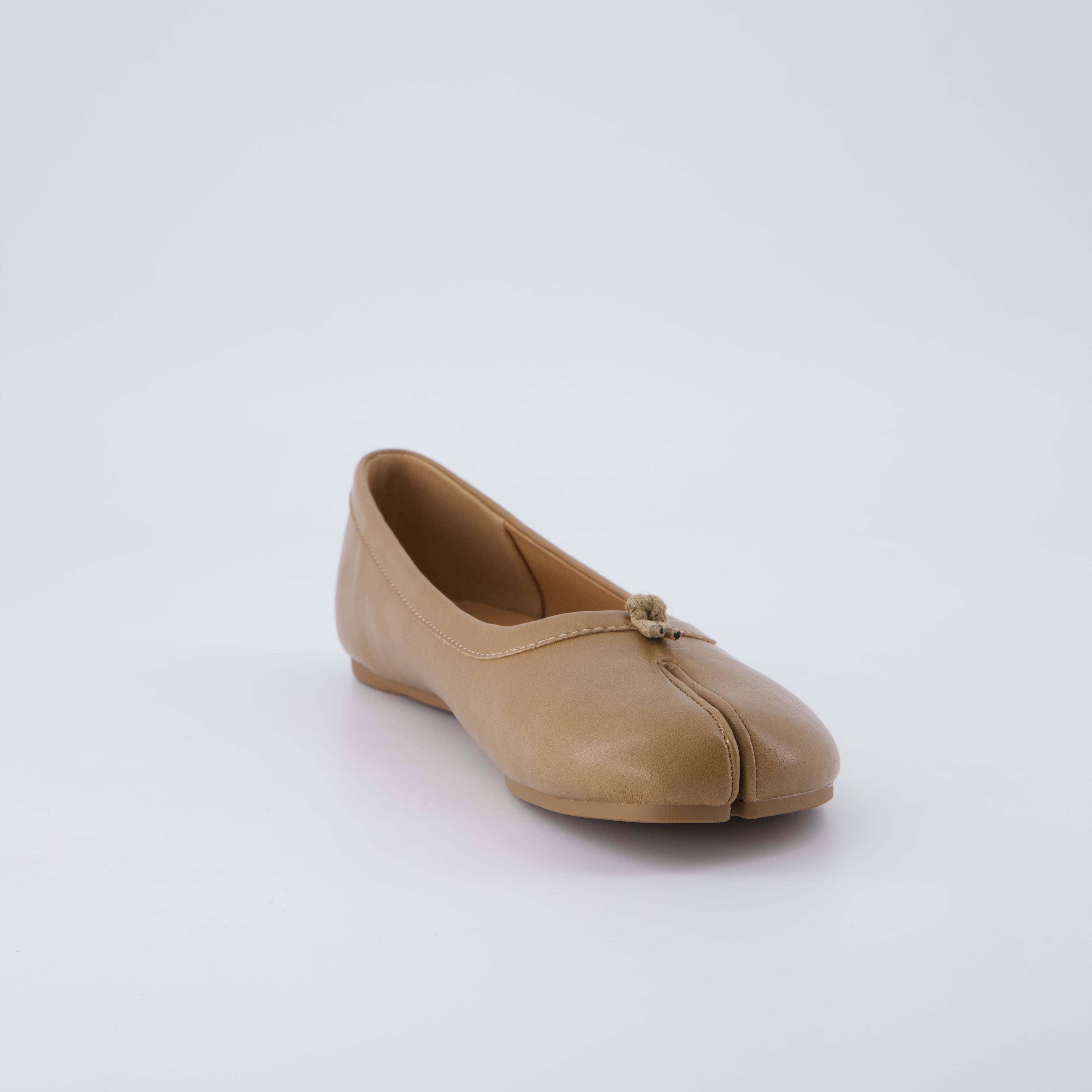 Maki Split-toe Flats Tan Medium