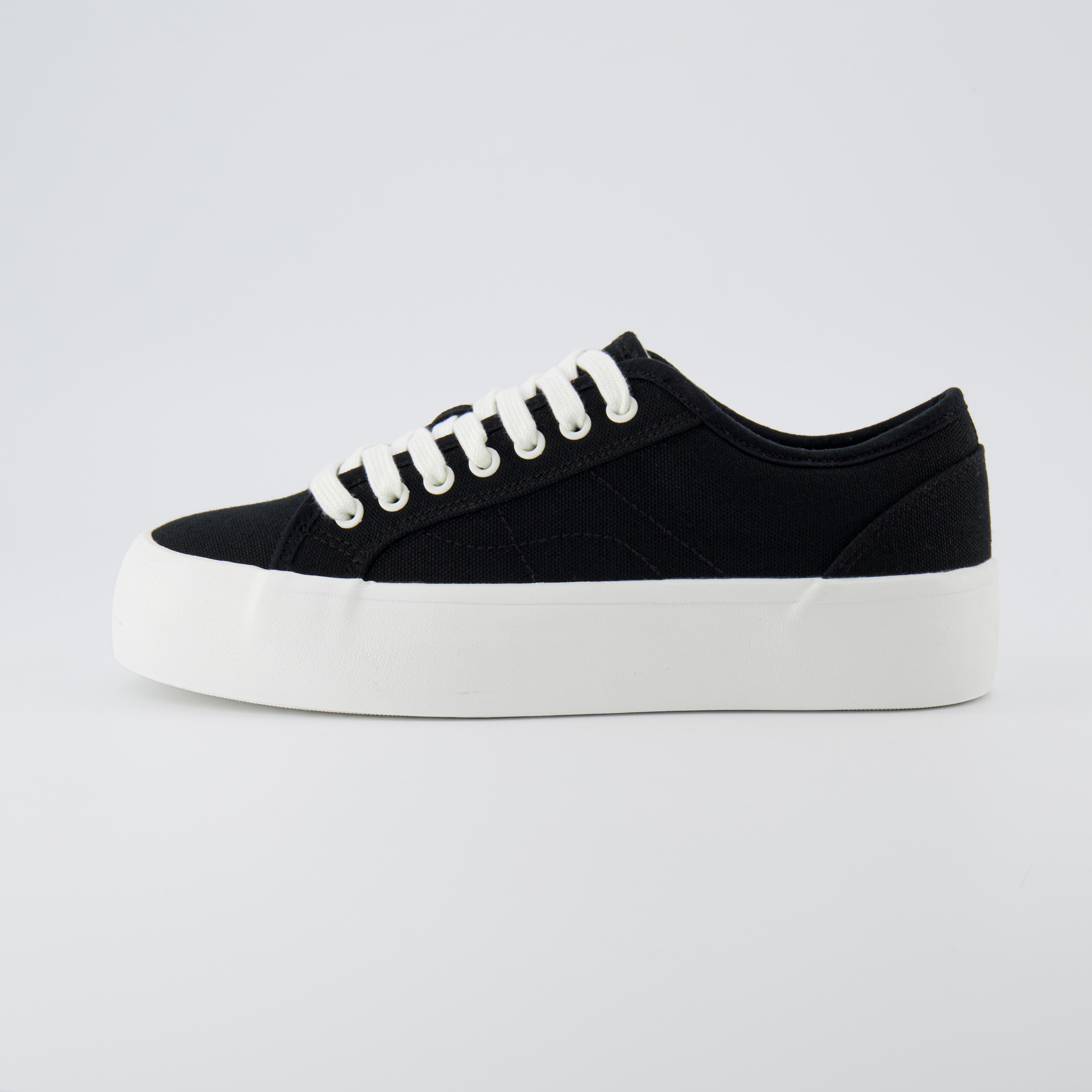 Tag Low Top Canvas Sneaker Black